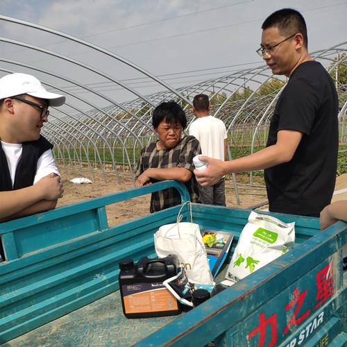 農(nóng)戶了解新肥優(yōu)勢中2 農(nóng)戶了解新肥優(yōu)勢中2